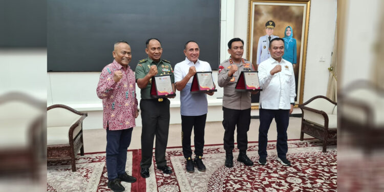 Ketua Umum PWI Pusat Atal S Depari yang juga Penanggung Jawab Hari Pers Nasional (HPN 2023) memberikan penghargaan kepada Gubernur Sumatera Utara (Sumut), Kapolda Sumut, Pangdam I/BB. Foto: Humas PWI Pusat
