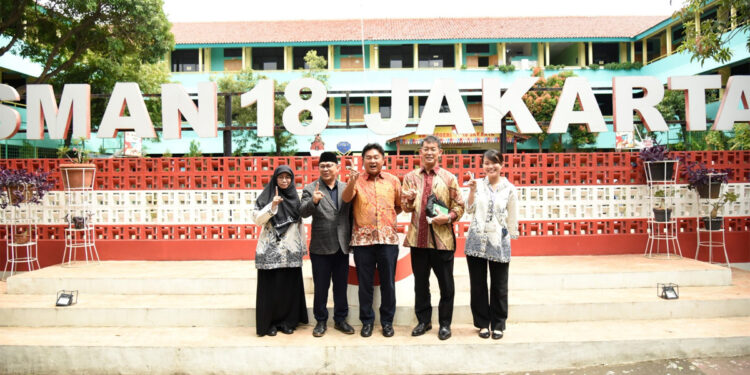 Bekerjasama dengan Japanese Partners dari Japan Foundation, PT Uni-Charm Indonesia Tbk melakukan edukasi pemilahan sampah di SMAN 18 Jakarta. Foto: PT Uni-Charm Indonesia Tbk