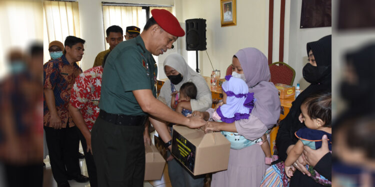 Kopassus berikan nutrisi untuk penurunan stunting di Cijantung, Jakarta Tmur. (Ist)
