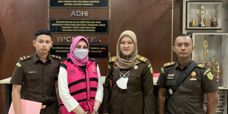 Tersangka Amelia Komalasari, Pimpinan Cabang PT Pegadaian Cabang Kebayoran Baru (kedua dari kiri). Foto: Humas Kejari Jaksel