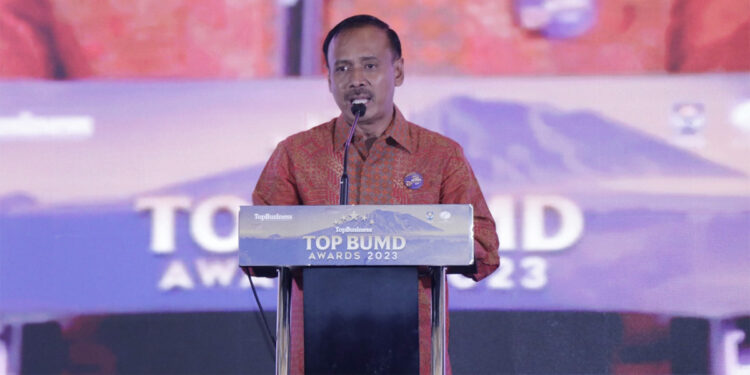 Ketua penyelenggara TOP BUMD Awards 2023, M Lutfi Handayani sekaligus Pemimpin Redaksi Majalah TopBusiness sedang membacakan laporan acara TOP BUMD Awards 2023, di Jakarta, Rabu (5/4/2023). Foto: Panitia Penyelenggara