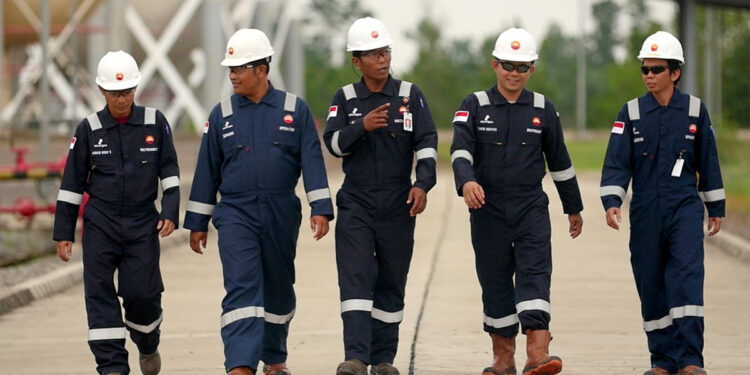 Pekerja lapangan di fasilitas operasional PetroChina Jabung di Provinsi Jambi. Foto: Dokumen PetroChina