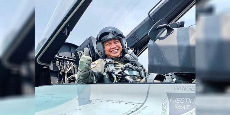 Ketua MPR RI Bambang Soesatyo di kokpit pesawat tempur dalam pemberian wing kehormatan Penerbang Kelas 1 dari TNI AU. Foto : Instagram/Bambang Soesatyo