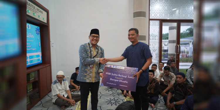 Bank Indonesia Provinsi Sulawesi Tenggara menggandeng Dompet Dhuafa Sulawesi Tenggara untuk menyalurkan amanah donasi berupa Zakat dan Infak pada Jumat (15/4/2023). Foto: Humas Dompet Dhuafa