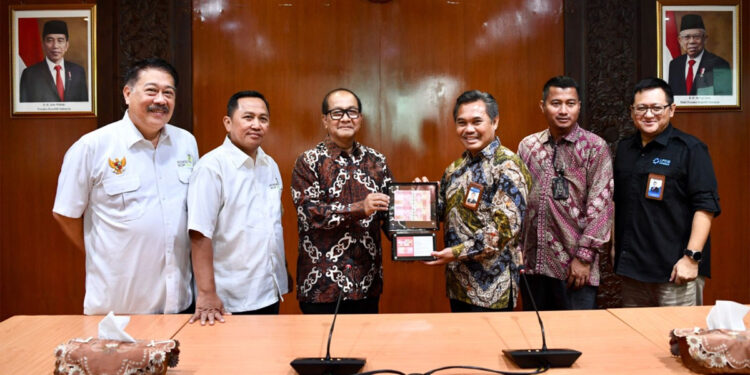 KemenkopUKM bersama Bank Indonesia dan Pemkab Brebes sepakat untuk menjaga tingkat inflasi komoditas pangan khususnya yang dikontribusikan dari komoditas bawang merah dalam upaya menyejahterakan petani. Foto: Humas KemenKopUKM
