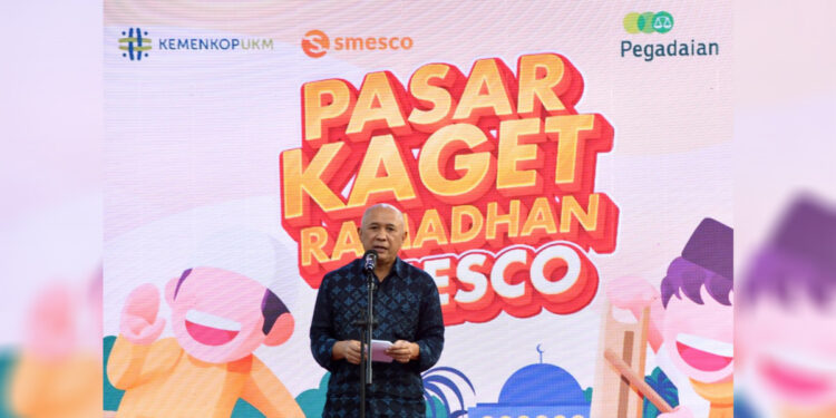 Menteri Koperasi dan Usaha Kecil Menengah Teten Masduki meluncurkan Pasar Kaget Ramadhan Smesco 2023 yang digelar di Smesco di Jakarta menjelang hari raya Idul Fitri 1444 Hijriah, di Jakarta, Senin (10/4/2023). Foto: KemenkopUKM