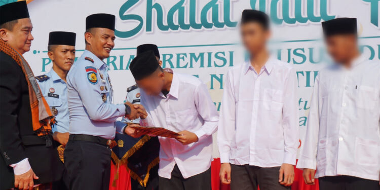 Kalapas Narkotika Jakarta Fonika Affandi memberikan secara simbolis Remisi Khusus (RK) kepada salah satu perwakilan narapidana di Hari Raya Idul Fitri 1444 Hijriyah, Sabtu (22/4/2023). Foto: Humas Lapas Narkotika
