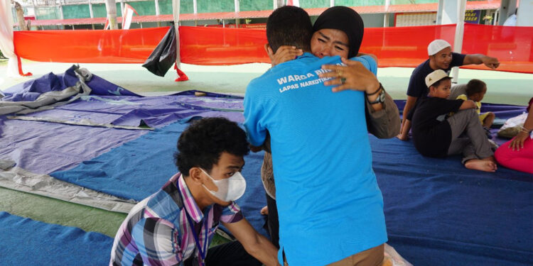 Lapas Narkotika Kanwil Kemenkumham DKI Jakarta melaksanakan pelayanan kunjungan Idul Fitri 1444 H yang disambut dengan sangat antusias oleh Warga Binaan Pemasyarakatan (WBP) serta keluarga dari narapidana. Foto: Humas Lapas Narkotika