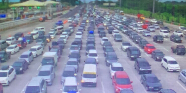 Arsip - Terjadi antrean kendaraan di Gerbang Tol Cikampek Utama pada arus mudik tahun 2022. Foto: Twitter TMC Polda Metro Jaya