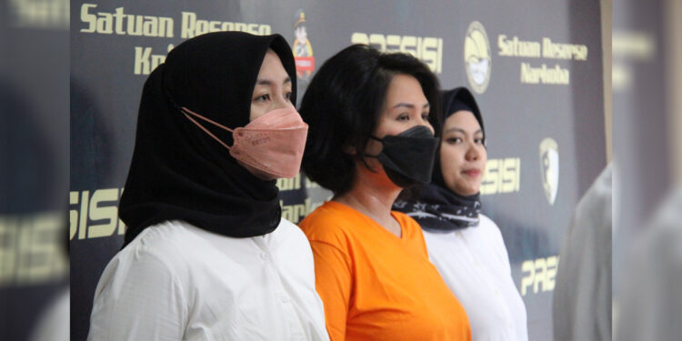 Pengacara Natalia Rusli menyerahkan diri ke Polres Jakarta Barat usai menyerahkan diri karena kasus penipuan dan penggelapan. Foto: Dok Humas Polres Jakbar