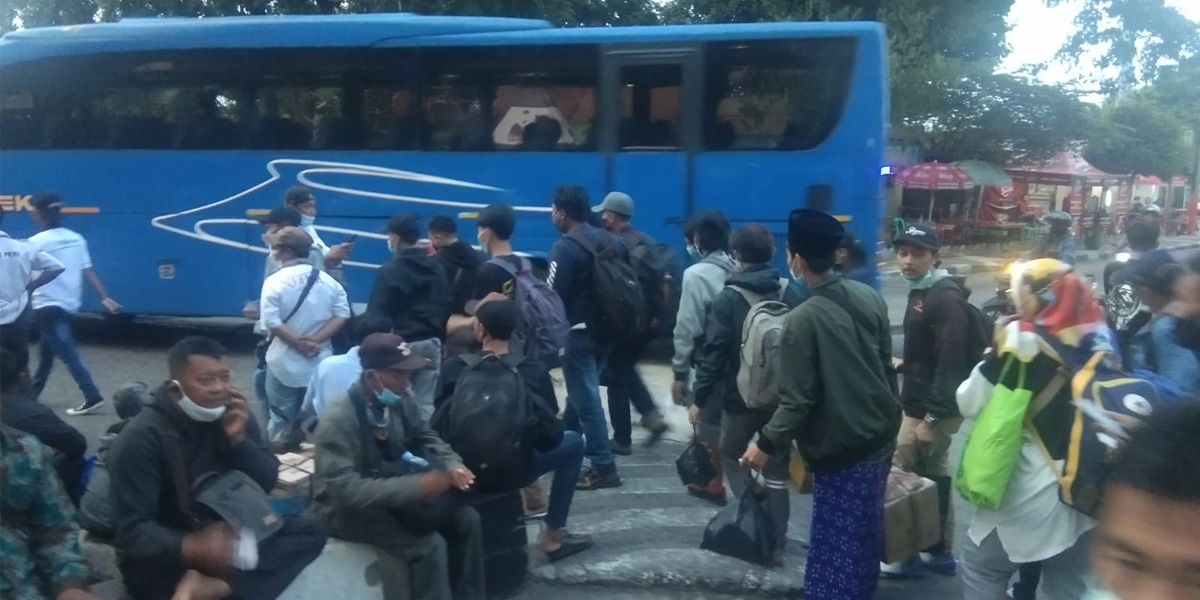 Trafik Penumpang di Terminal Kalideres Melonjak, Puncak Arus Mudik Diprediksi Hari Ini - pemudik bus - www.indopos.co.id