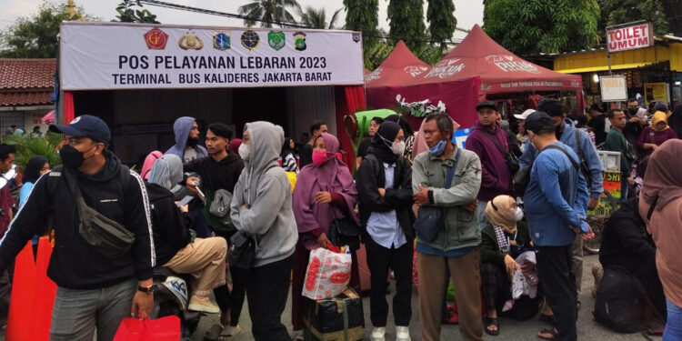 Puluhan calon pemudik memadati menunggu kedatangan bus di Terminal Kalideres, Jakarta Barat dengan tujuan luar Jawa. (Indopos.co.id/Dhika Alam Noor)