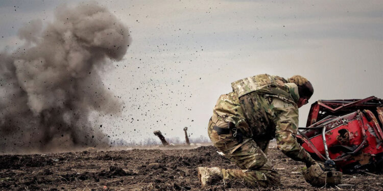 Seorang prajurit Ukraina selama pelatihan di wilayah Donbas. (Sky News)