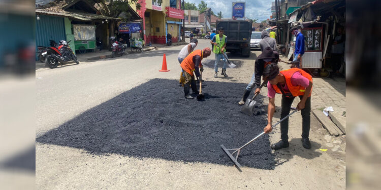 Perbaikan jalan Nasional yang dilakukan oleh BPJN Banten dalam menyambut arus mudik (Ist)