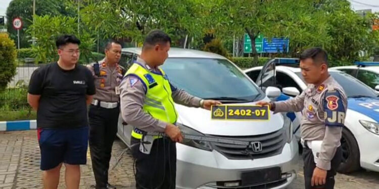 Kepala Induk PJR Serang, Kompol Wiratno saat memintai keterengan pengemudi yang menggunakan plat dinas Polri dan Rotator. Foto: Instagram Induk PJR Serang