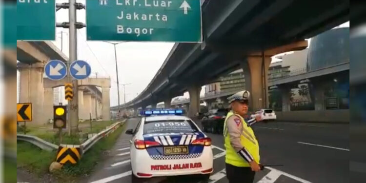 Situasi terkini arus balik di exit Bekasi Barat dari Karawang/Cikampek menuju Jakarta maupun arah sebaliknya terpantau ramai lancar. Foto: Twitter/@TMCPoldaMetroJaya