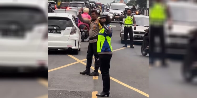 Kapolres Temanggung Ajun Komisaris Besar Polisi Agus Puryadi turun langsung mengatur arus lalu lintas di Simpang Tiga Kranggan. Foto: IG Polres Temanggung