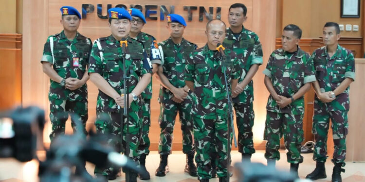 Konferensi pers TNI membahas bentrokan antara anggota TNI dan Polri di Kota Kupang, Nusa Tenggara Timur (NTT), yang terjadi pada Rabu (19/4/2023) sekitar pukul 21.00 WIB di GOR Oepoi Kota Kupang. Foto: Puspen TNI