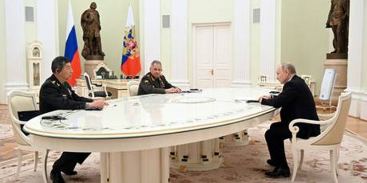 Presiden Rusia Vladimir Putin, Menteri Pertahanan Tiongkok Jenderal Li Shangfu dan Menteri Pertahanan Rusia Sergey Shoigu bertemu di Kremlin di Moskow, Rusia, 16 April 2023. (rt.com)