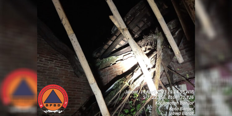 Kondisi bangunan rumah warga rusak akibat gempa magnitudo 6,6 guncang wilayah Tuban, Jawa Timur. Foto: Dok BPBD Tuban