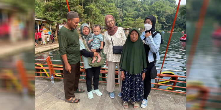 Salah satu pengunjung keluarga asal Desa Kasokandel mendatangi tempat wisata Situ Cipanten, Majalengka. Foto: Dhika Alam Noor/INDOPOS.CO.ID