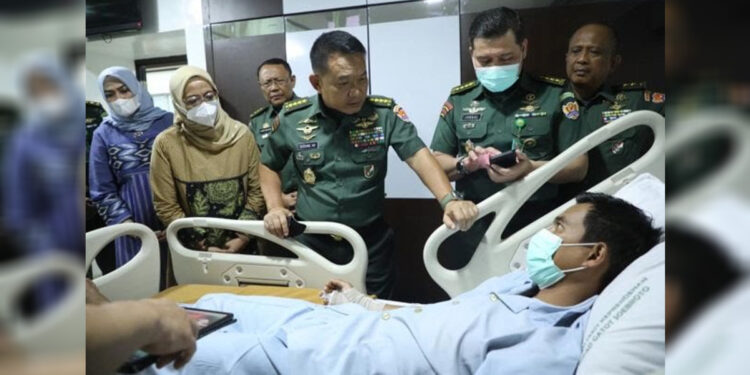 KSAD Jenderal TNI Dudung Abdurachman menjenguk salah satu prajurit TNI AD yang menjadi korban KKB di RSPAD Gagot Soebroto. Foto Dok Dispenad