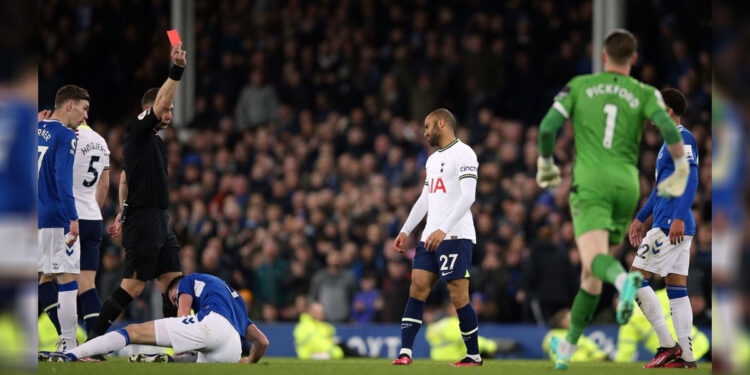 Lucas Moura dari Tottenham Hotspur mendapat kartu merah beberapa saat sebelum Everton menyamakan kedudukan. Foto: Sky Sports