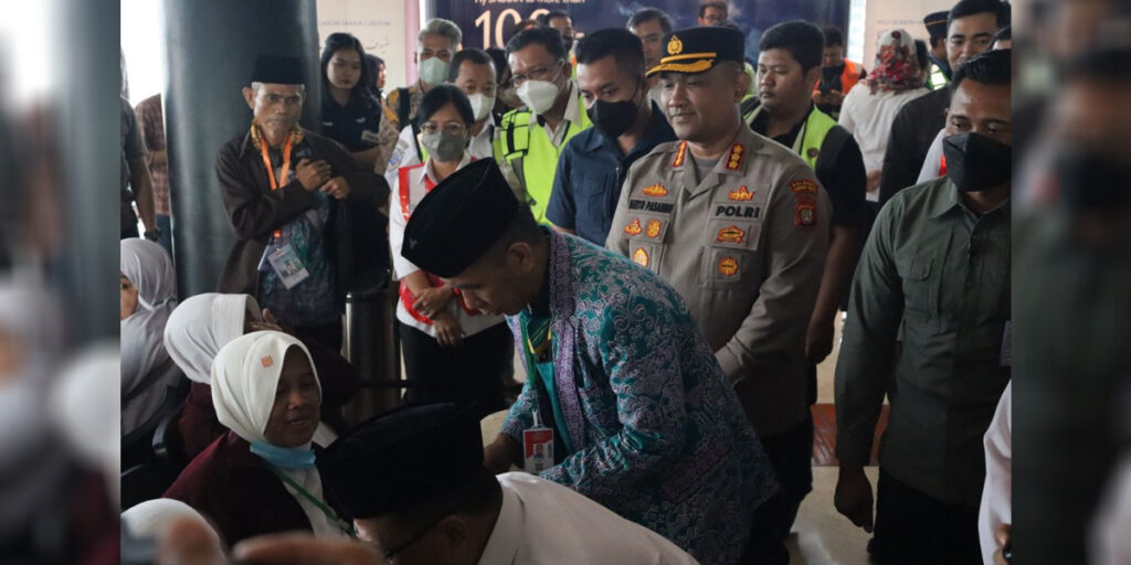 Dampingi Menag Lepas Kloter Pertama Jemaah Haji, Polresta Bandara Soetta Lakukan Pengawalan - Kapolresta Bandara Soetta - www.indopos.co.id