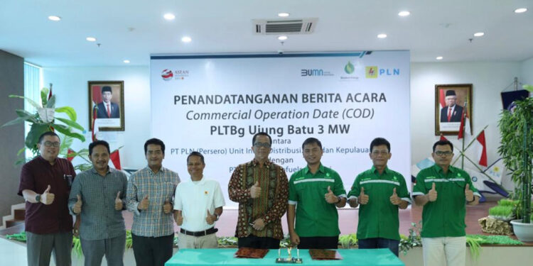 General Manager PLN Unit Induk Distribusi Riau dan Kepulauan Riau (UIDRKR), Agung Murdifi (keempat dari kanan) serta dua Direktur Pasadena Biofuels Mandiri Anggit Saputra Dwipramana (ketiga dari kanan) dan Yohanes Tampubolon (kedua dari kanan) saat penandatanganan Berita Acara Commercial Operation Date (COD) PLTBg Ujung Batu 3 MW antara PLN UID Riau & Kepualuan Riau dan PT Pasadena Biofuels Mandiri di Pekanbaru, Rabu (3/5/2023). Foto: PT Pasadena Biofuels Mandiri