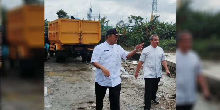 Kepala Dinas PUPR Kota Tangerang, Ruta Ireng Wicaksono (kanan). (Humas Pemkot Tangerang)