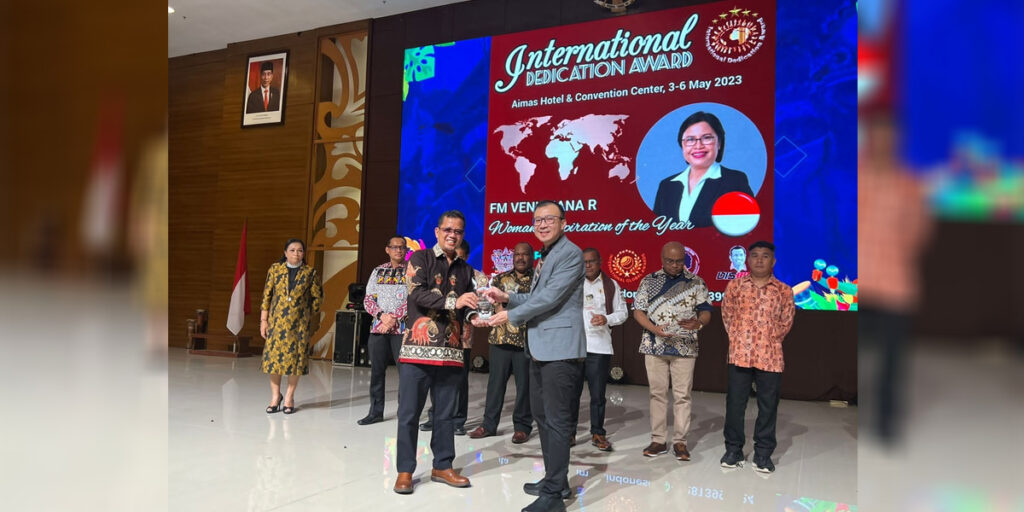 Kontribusi untuk Papua, FM Venusiana R Raih International Dedication Award 2023 - Venusiana - www.indopos.co.id