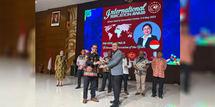 Direktur Consumer Service sekaligus PLT Direktur Enterprise & Business Services Telkom Indonesia, FM Venusiana R menerima penghargaan Internasional Dedication Award 2023.