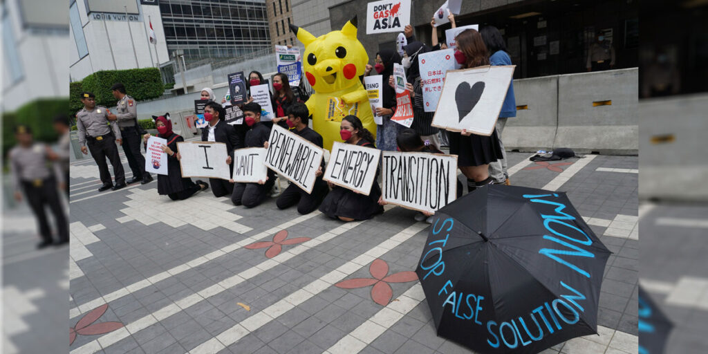 Tuntut Stop Dukungan Energi Fosil, Koalisi Masyarakat Sipil Gelar Aksi Damai di Depan Gedung Kedubes Jepang - aksi - www.indopos.co.id