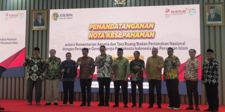 Menteri ATR/BPN Marsekal TNI (Purn) Hadi Tjahjanto menandatangi MoU dengan sejumlah organisasi keagamaan terkait percepatan sertifikat rumah ibadah. (Indopos.co.id/Dhika Alam Noor)