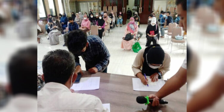 Para mahasiswa di Kota Tangerang mendaftarkan diri untuk mendapat program bantuan sosial biaya kuliah dari Pemerintah Kota Tangerang melalui Dinas Sosial. Foto: Humas Pemkot Tangerang