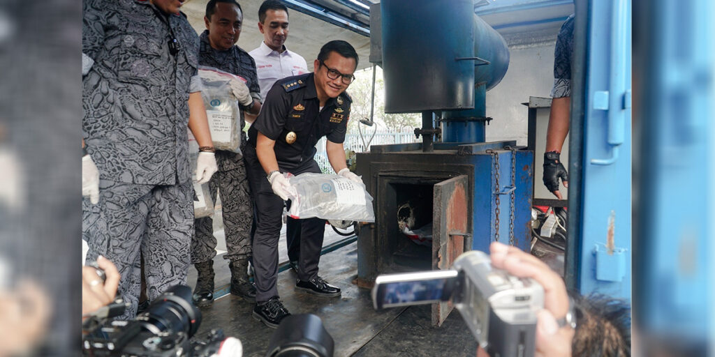 Di Bali, Bea Cukai dan BNN Ungkap Kasus dan Musnahkan Barang Bukti Narkotika - bc4 1 - www.indopos.co.id