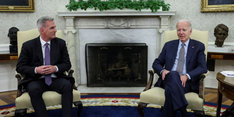 Ketua DPR AS Kevin McCarthy dan Presiden Joe Biden dilaporkan telah mencapai kesepakatan tentatif untuk menaikkan plafon utang AS. (Sky News)
