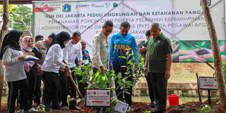 Pj Gubernur DKI Jakarta, Heru Budi Hartono dalam kegiatan penanaman di lahan kosong di bawah tol Becakayu, Duren Sawit, Jakarta Timur. (Pemprov DKI)