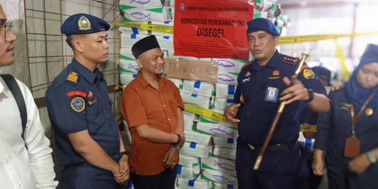 Kepala Pangkalan PSDKP Batam, Turman Hardianto Maha (dua dari kanan) saat penyegelan ikan impor yang tidak sesuai peruntukan di Palembang, Sumatera Selatan pada Senin (29/5/2023). Foto: Humas PSDKP for Indopos.co.id