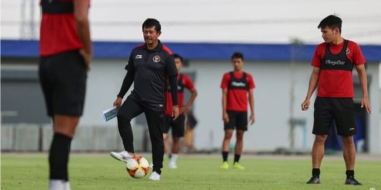 Pelatih tim nasional (Timnas) U-22 Indonesia Indra Sjafri memimpin sesi latihan jelang hadapi timnas Thailand di partai final SEA Games 2023. Foto: Instagram/@pssi