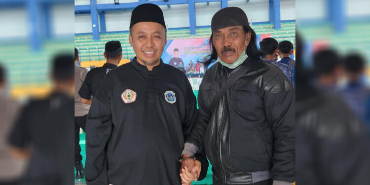 Ketua IPSI Lamongan Debby Kurniawan (kiri). Foto: Nasuha/ INDOPOS.CO.ID