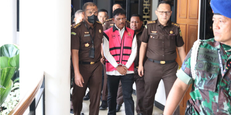 Eks Menteri Komunikasi dan Informatika Johnny Gerard Plate kenakan Rompi Tahanan Pidsus Kejagung. Foto: Feris Pakpahan/INDOPOS.CO.ID