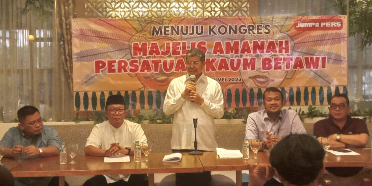 Ketua Majelis Amanah Persatuan Kaum Betawi, Marullah Matali (tengah). Foto: Feris Pakpahan/INDOPOS.CO.ID
