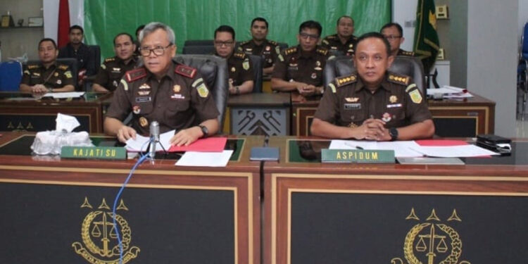 Kepala Kejaksaan Tinggi Sumatera Utara (Kajati Sumut) Idianto SH, MH memberikan keterangan kepada wartawan terkait tuntutan mati dan seumur hidup terhadap bandar narkoba. Foto: Ist