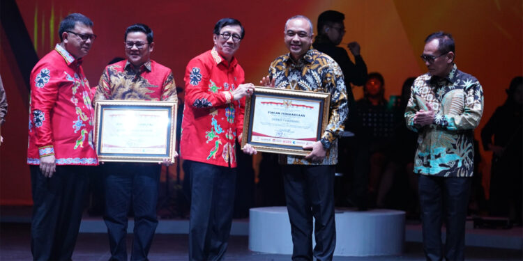 Menteri Hukum dan Hak Asasi Manusia (Menkumham), Yasonna, H. Laoly memberikan penghargaan kepada Bupati Tangerang Ahmed Zaki Iskandar. Foto: Humas Ditjenpas
