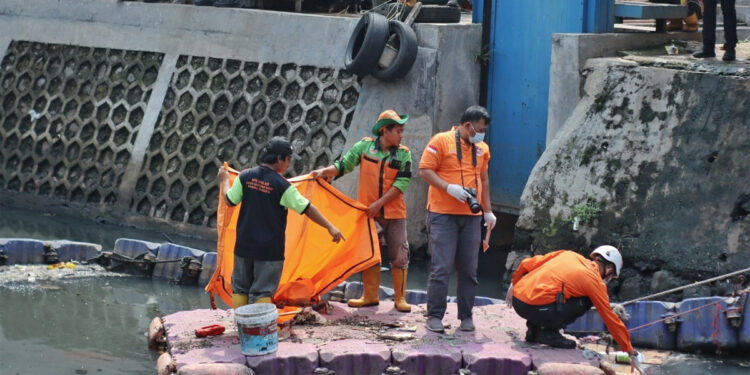 Penemuan mayat bayi laki-laki di Kali Sekretaris, Jakarta Barat. Foto: Dok BPBD Jakarta Barat