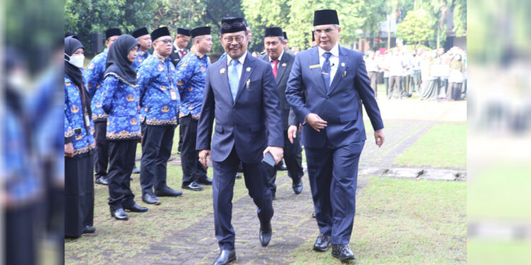 Menteri Pertanian Syahrul Yasin Limpo (kiri) bersama Wakil Menteri Pertanian Harvick Hasnul Qolbi, berjalan bersama sebelum upacara Peringatan Harkitnas di Kantor Pusat Kementan, Jakarta, Senin (22/5/23). Foto: Dokumen Kementan