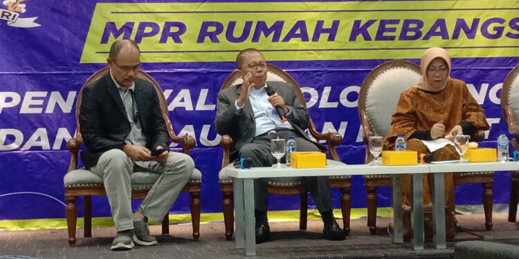 Pengamat Politik Lembaga Ilmu Pengetahuan Indonesia (LIPI) Prof Siti Zuhro (paling kanan). (Nasuha/ INDOPOS.CO.ID)