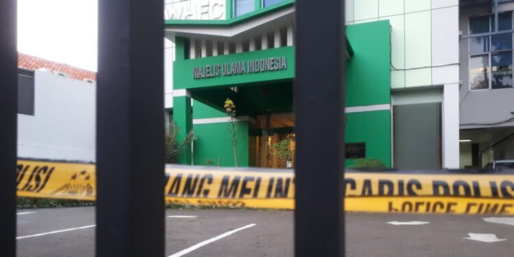 Garis polisi sempat terpasang di Kantor MUI Pusat pasca-penembakan orang tak dikenal. (Dok Indopos.co.id)
