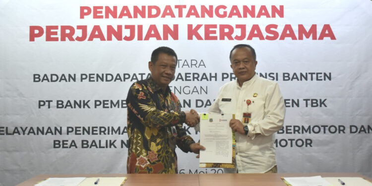 Plt Kepala Badan Pendapatan Daerah (Bapenda) Provinsi Banten Deni Hermawan (kanan) dan Plt Direktur Utama Bank Banten Rodi Judo Dahono. (Istimewa)